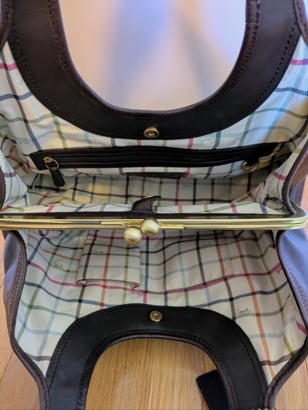 Coach Leather Kisslock Purse. - Picture 3 of 12